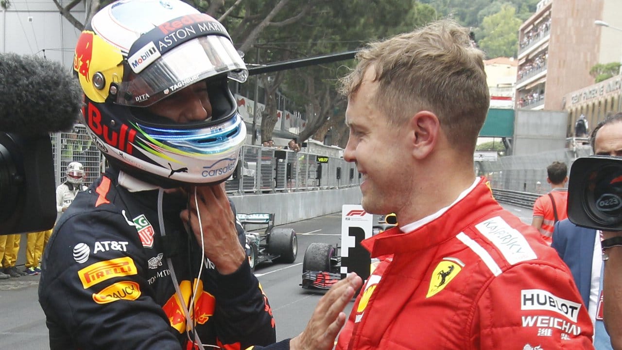 Sebastian Vettel (r) gratuliert Daniel Ricciardo zum Sieg.