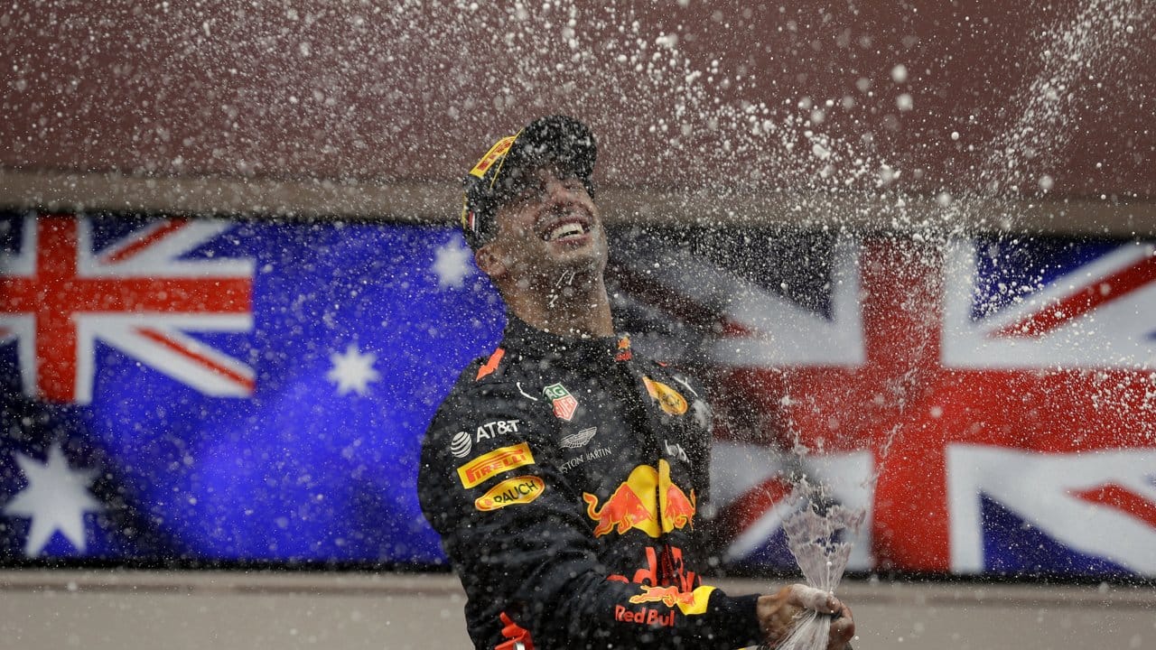 Daniel Ricciardo feiert seinen Sieg in Monte Carlo mit reichlich Champagner.