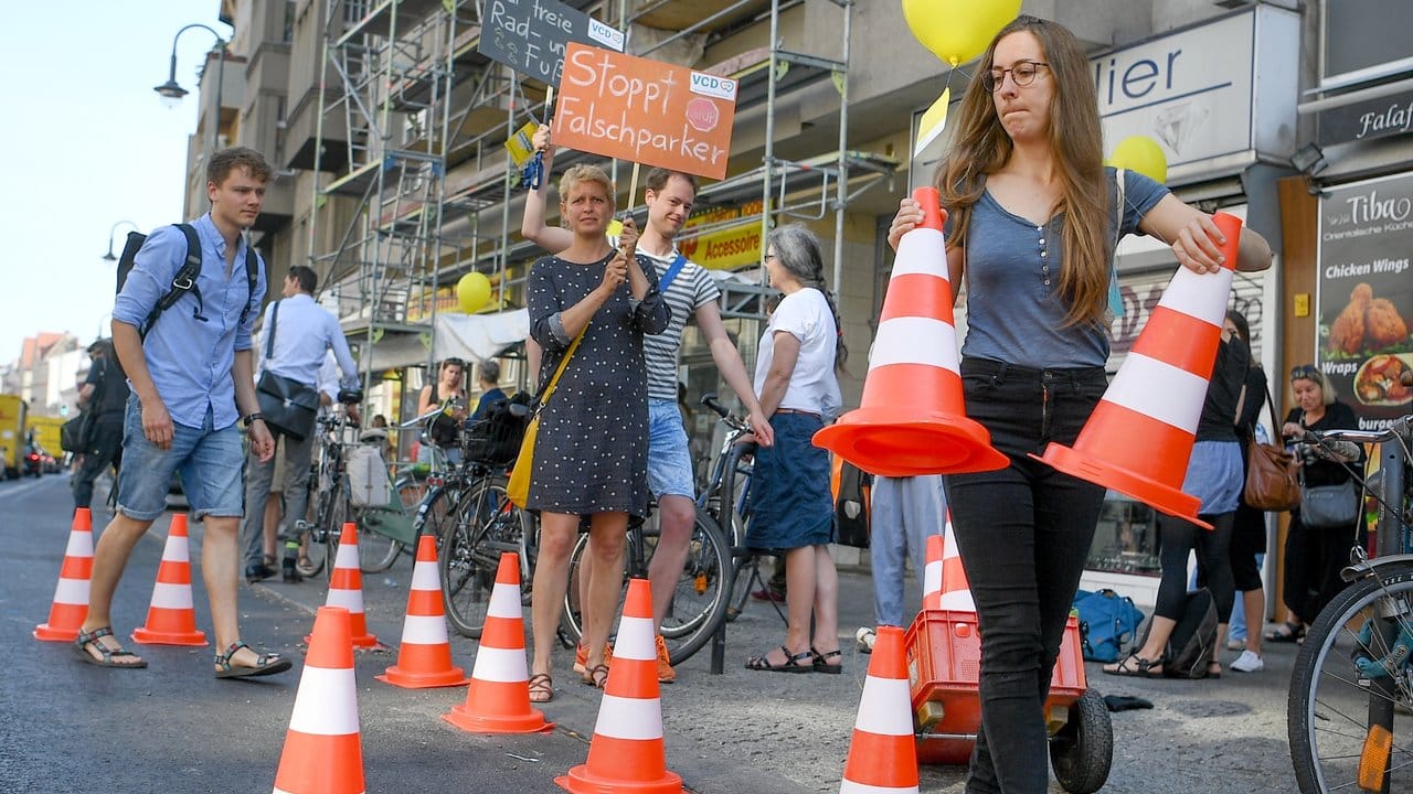 Der Verkehrsclub VCD und die Initiative Clevere Städte richten zur Falschparker-Woche mit Verkehrshütchen Not-Radwege ein, weil reguläre Radwege immer wieder zugeparkt werden. Der Verkehrsclub VCD und die Initiative Clevere Städte richten zur Falschparker-Woche mit Verkehrshütchen Not-Radwege ein, weil reguläre Radwege immer wieder zugeparkt werden.