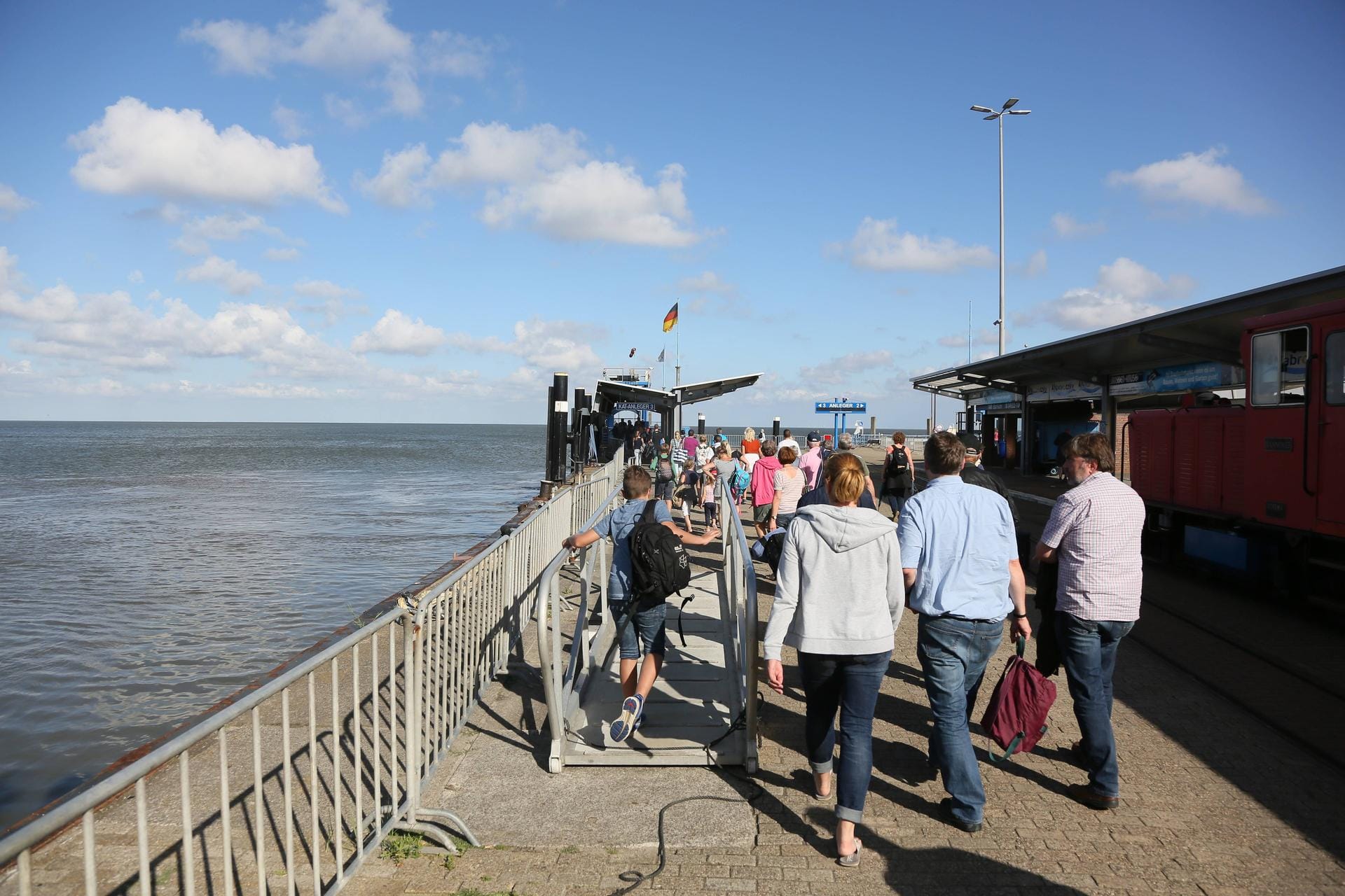 Borkumer Hafen: Urlauber warten auf den Katamaran nach Emden. Die Überfahrt auf das Festland dauert zirka eine Stunde.