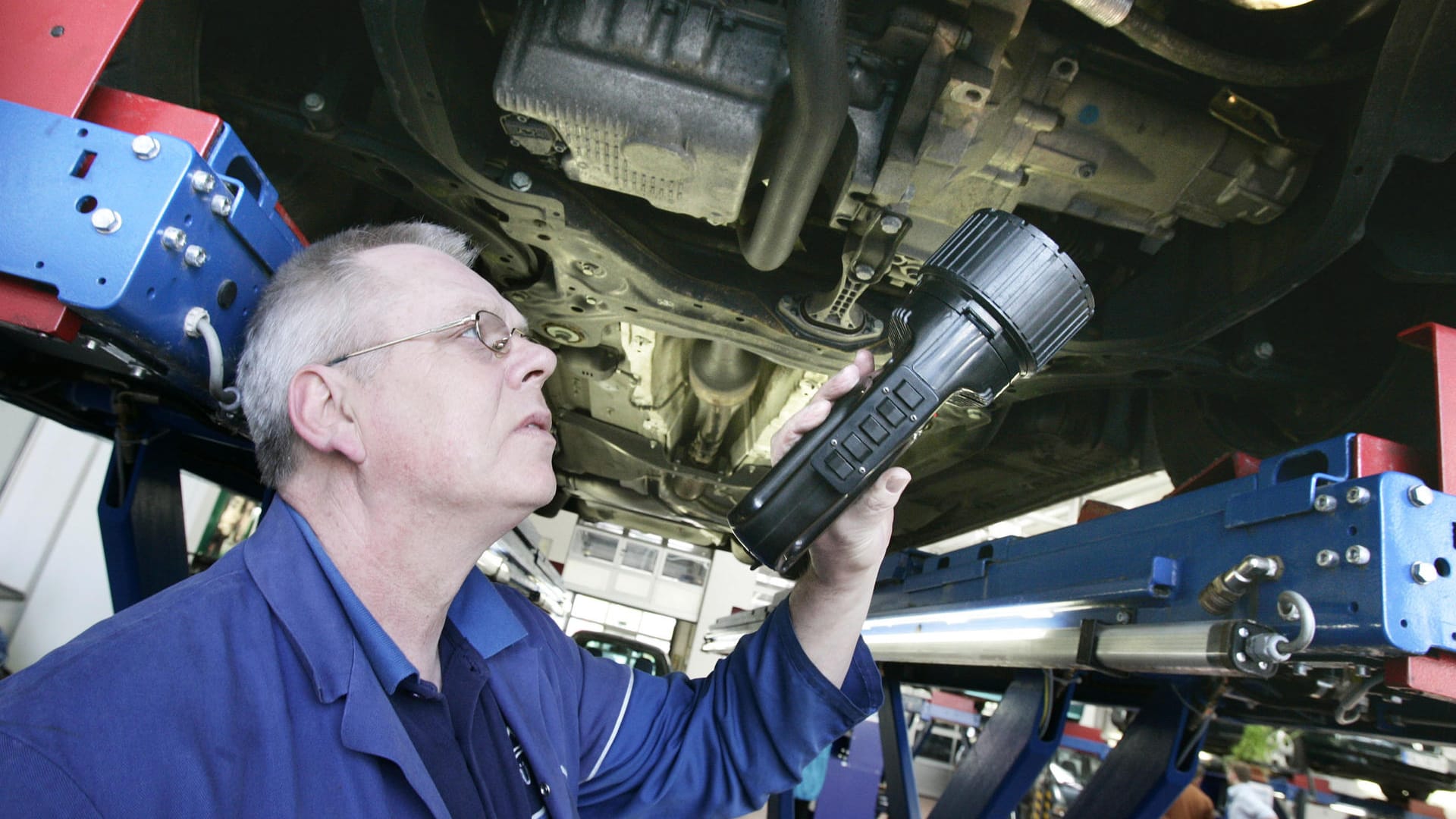 Autoinspektion: Auch ein Check des Fahrwerks steht dabei auf dem Plan.