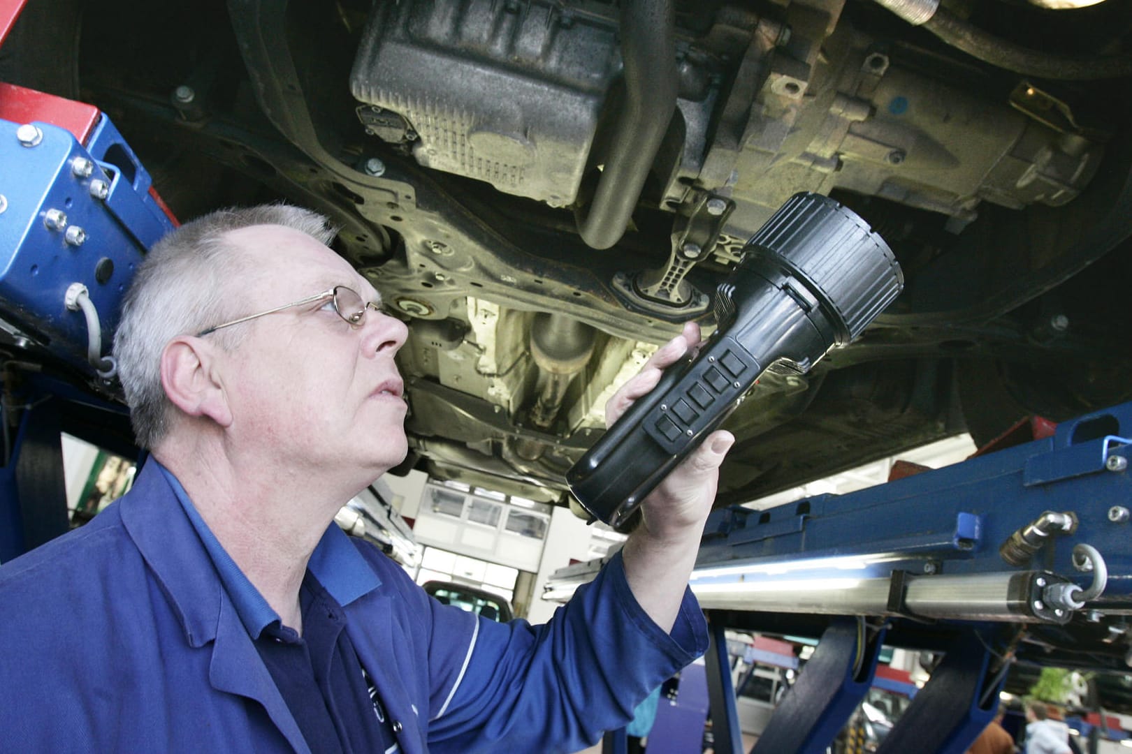 Autoinspektion: Auch ein Check des Fahrwerks steht dabei auf dem Plan.