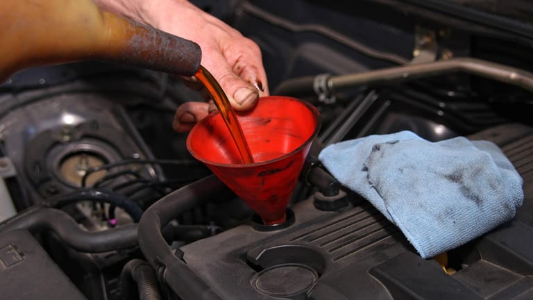 Autoinspektion: Das Prüfen, Nachfüllen und Wecheln des Öls gehört dazu, wenn es nötig ist.