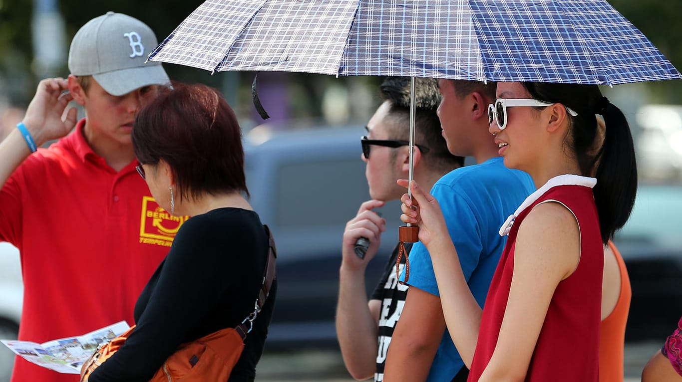 Touristen in Berlin: In der Hauptstadt bleibt es noch einige Tage sommerlich warm.