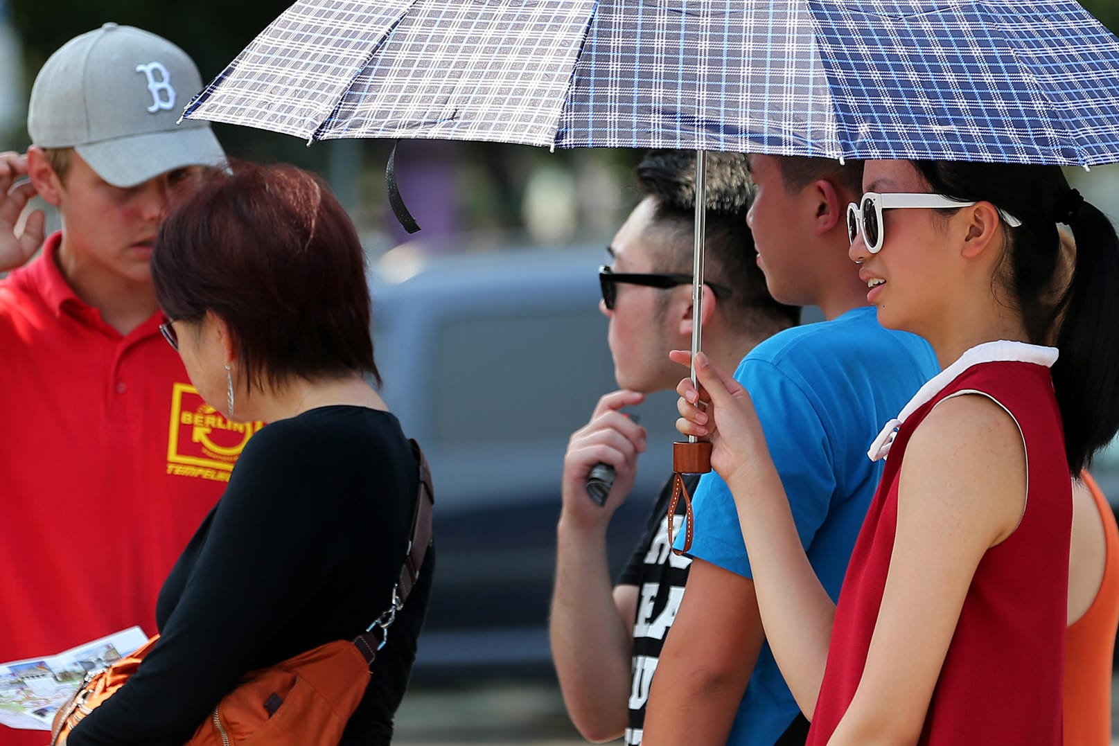 Touristen in Berlin: In der Hauptstadt bleibt es noch einige Tage sommerlich warm.