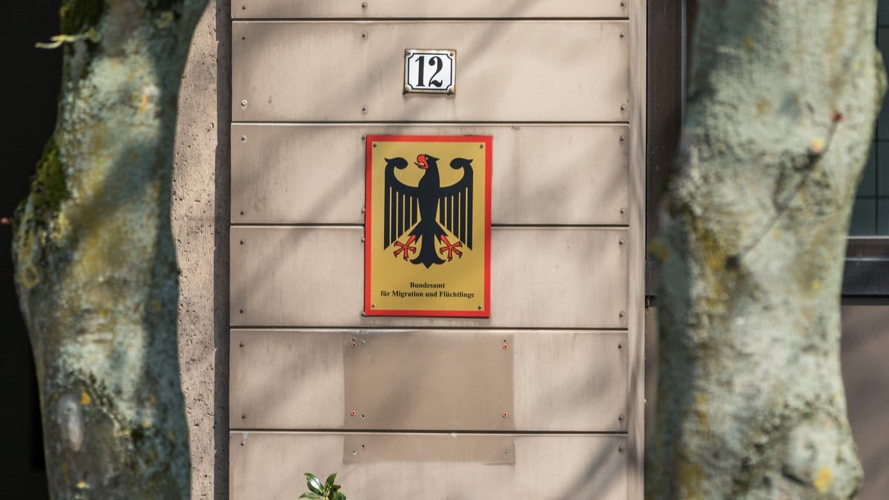 Ein Schild an der Außenstelle des Bundesamtes für Migration und Flüchtlinge in Bremen.