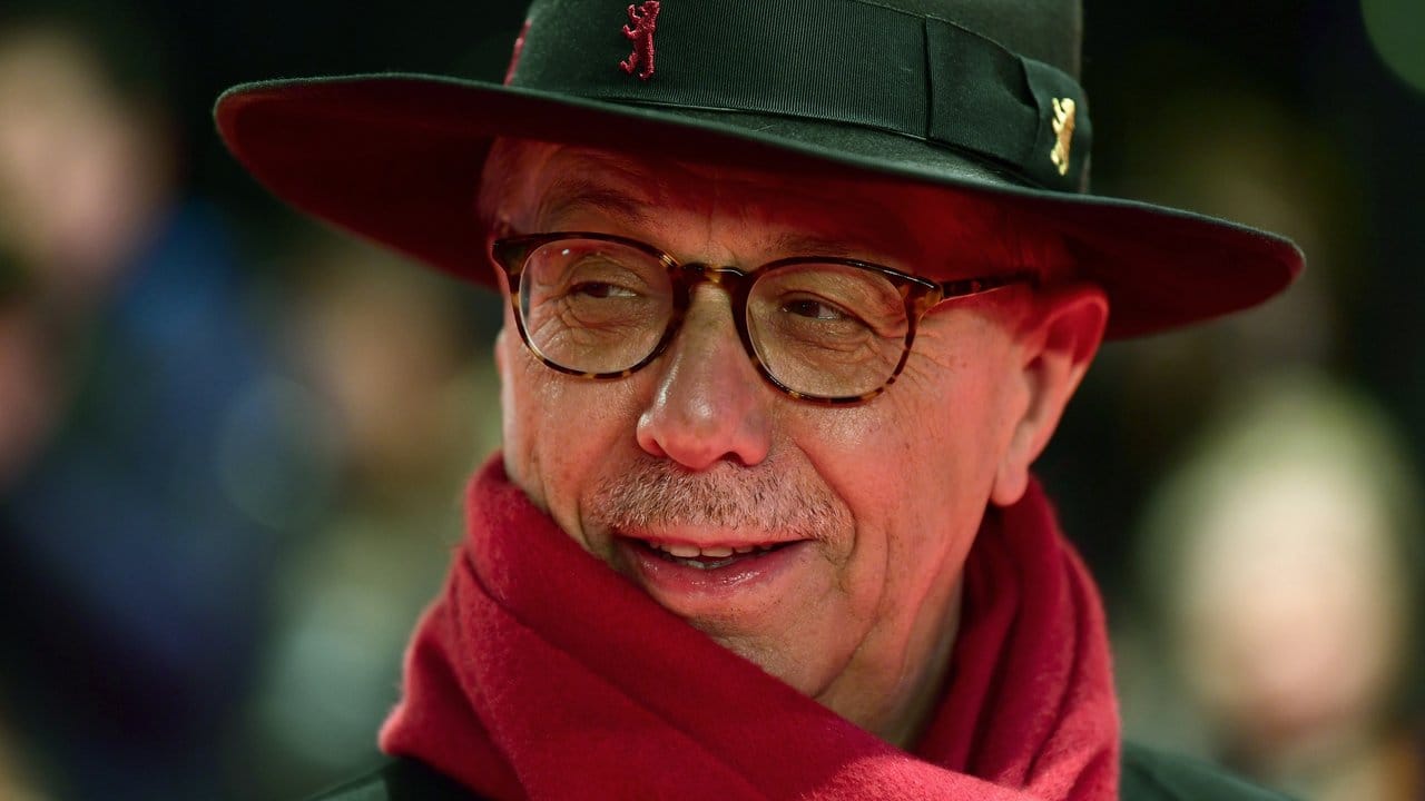 Der rote Schal ist sein Markenzeichen: Dieter Kosslick. Der rote Schal ist sein Markenzeichen: Dieter Kosslick.