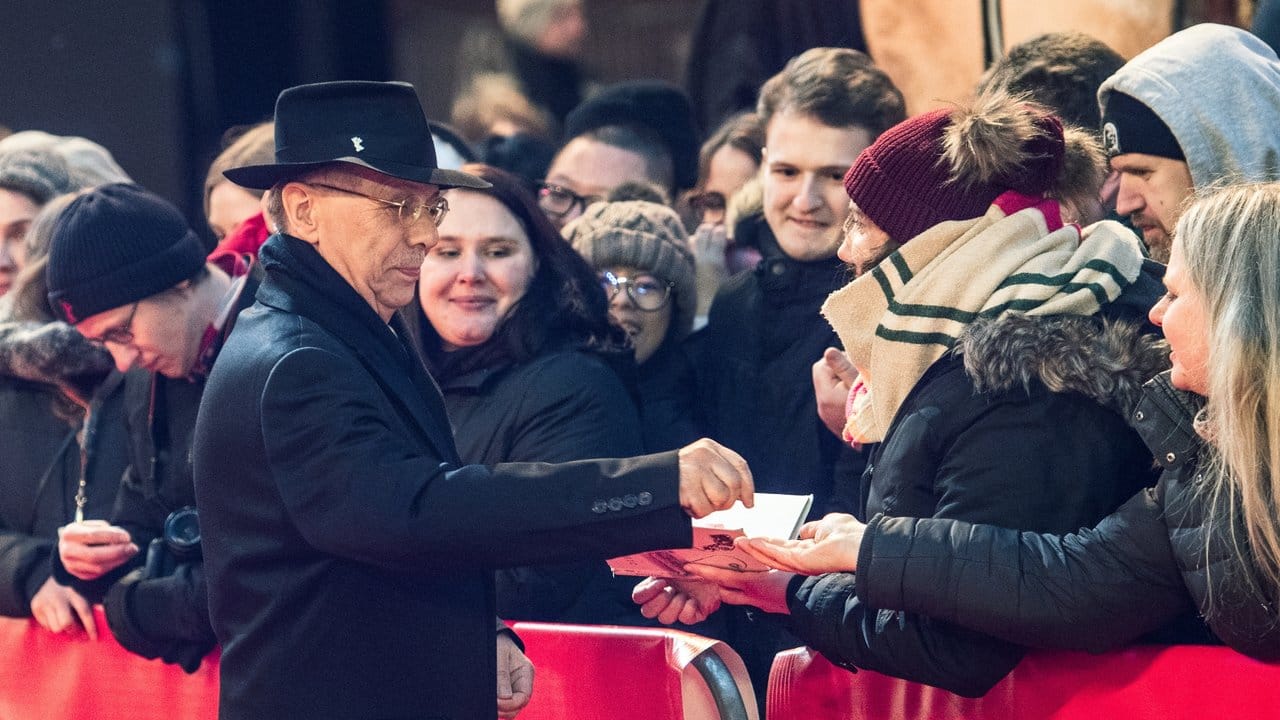 Im Zuge der #MeToo-Debatte hat Dieter Kosslick bei der diesjährigen Berlinale-Eröffnung seinen roten Schal gegen ein schwarzes Modell eingetauscht. Im Zuge der #MeToo-Debatte hat Dieter Kosslick bei der diesjährigen Berlinale-Eröffnung seinen roten Schal gegen ein schwarzes Modell eingetauscht.