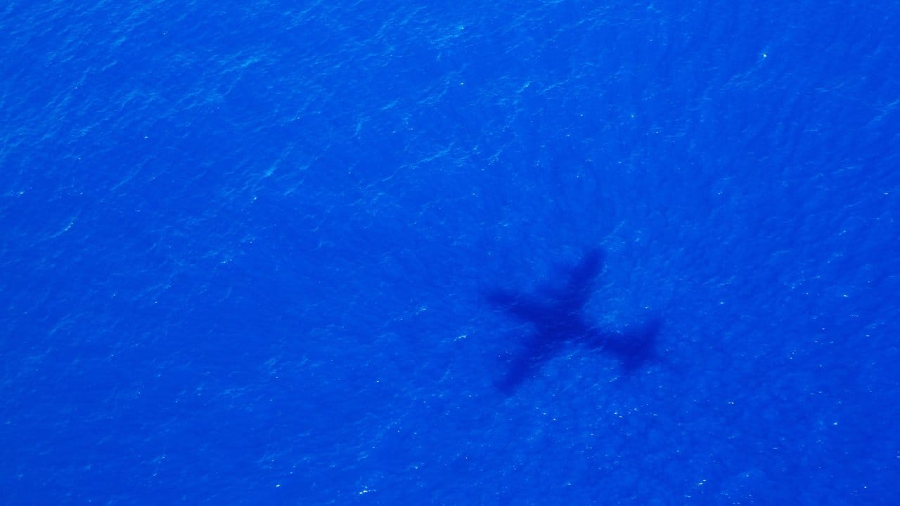 Der Schatten eines Flugzeuges über dem Indischen Ozean, das nach dem Wrack des Malaysia-Airlines-Flugs MH370 sucht. Der Schatten eines Flugzeuges über dem Indischen Ozean, das nach dem Wrack des Malaysia-Airlines-Flugs MH370 sucht.