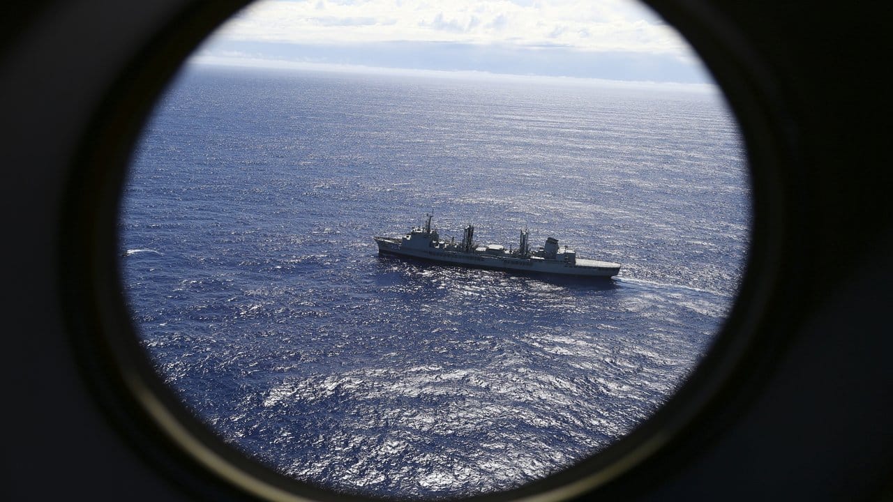 Das Versorgungsschiff HMAS Success der Royal Australian Navy bei einem Sucheineinsatz nach der vermissten Maschine. Das Versorgungsschiff HMAS Success der Royal Australian Navy bei einem Sucheineinsatz nach der vermissten Maschine.