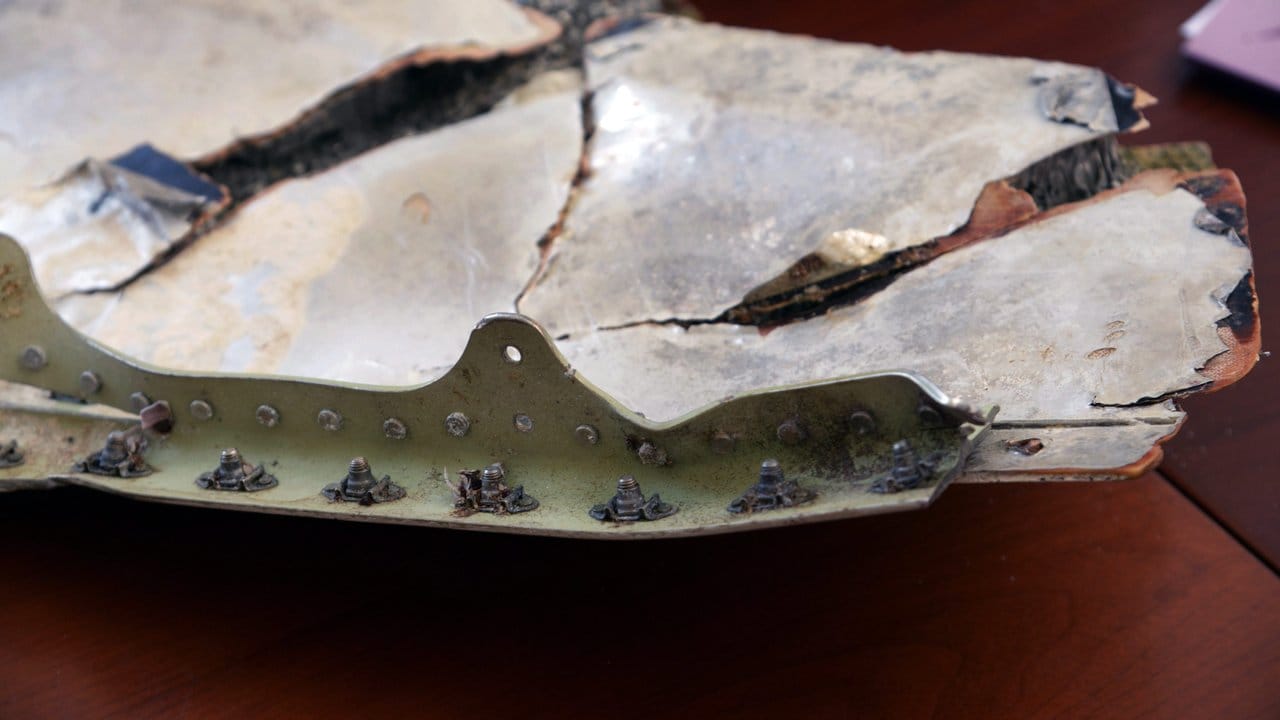 Dieses Trümmerteil, das möglicherweise von Flug MH370 stammt, wurde in Mosambik gefunden. Dieses Trümmerteil, das möglicherweise von Flug MH370 stammt, wurde in Mosambik gefunden.