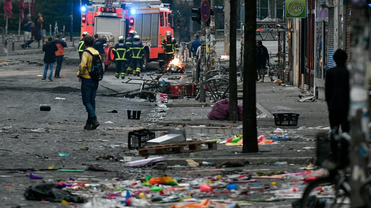 Feuerwehrleute löschen nach den eskalierten Protesten gegen den G20-Gipfel in Hamburg die letzten Brände. Feuerwehrleute löschen nach den eskalierten Protesten gegen den G20-Gipfel in Hamburg die letzten Brände.