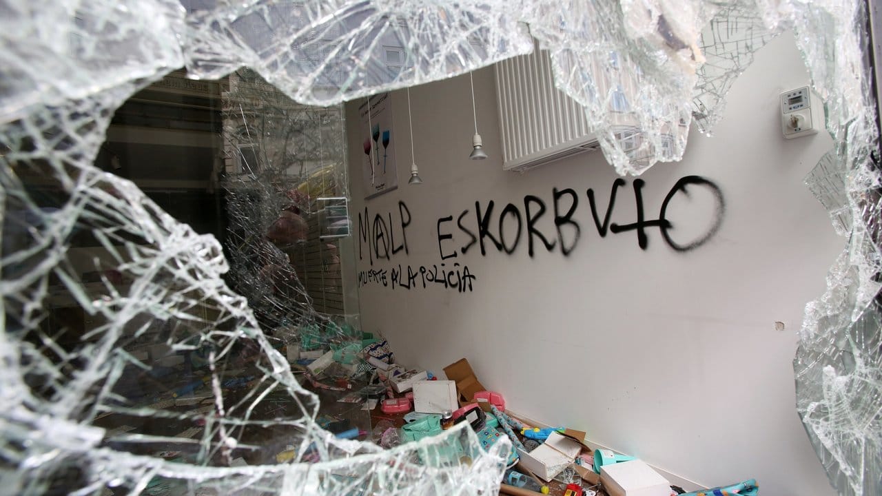 Blick in ein während der G20-Krawalle geplündertes Geschäft im Hamburger Schanzenviertel. Blick in ein während der G20-Krawalle geplündertes Geschäft im Hamburger Schanzenviertel.