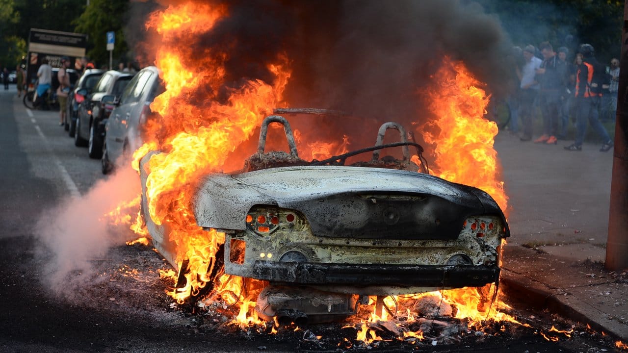 Die militanten G20-Gegner hatten in ganz Hamburg Autos in Brand gesetzt. Die militanten G20-Gegner hatten in ganz Hamburg Autos in Brand gesetzt.