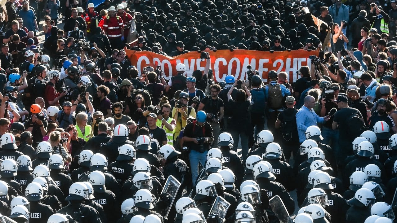 Der Schwarze Block und die Polizei haben sich aufgestellt - wenig später eskalierte die Gewalt beim G20-Gipfel. Der Schwarze Block und die Polizei haben sich aufgestellt - wenig später eskalierte die Gewalt beim G20-Gipfel.