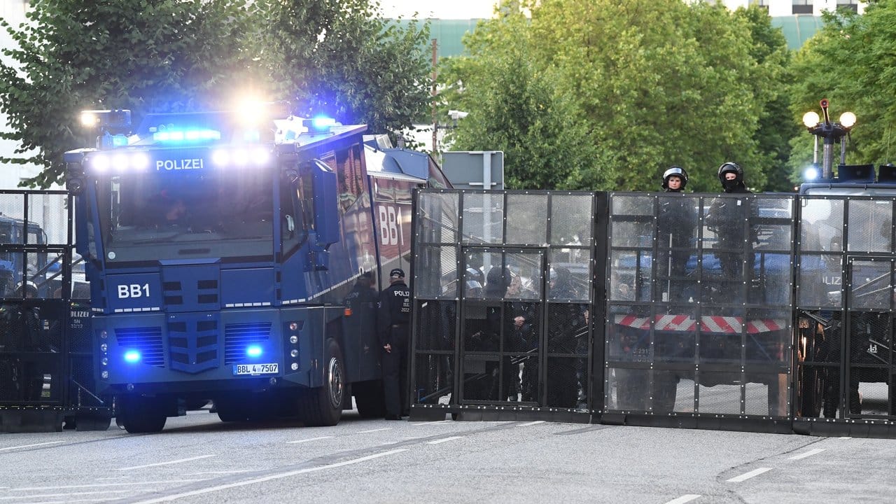 Massive Sperre: Ein Wasserwerfer vor einem für den G20-Gipfel abgesperrten Bereich. Massive Sperre: Ein Wasserwerfer vor einem für den G20-Gipfel abgesperrten Bereich.
