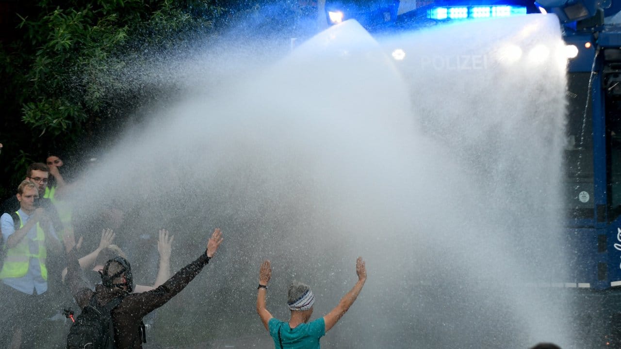 Auch der massive Wasserwerfer-Einsatz konnte die Eskalation nicht verhindern. Auch der massive Wasserwerfer-Einsatz konnte die Eskalation nicht verhindern.