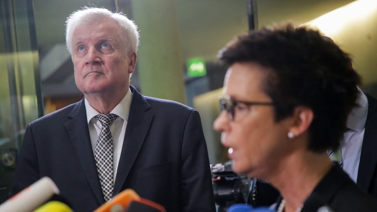 Horst Seehofer und Jutta Cordt treten nach einer Sondersitzung des Innenausschusses zur Bamf-Affäre vor die Presse.