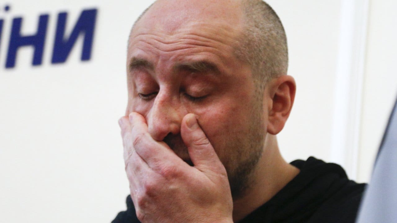 Höchst lebendig: Der angeblich in Kiew ermordete russische Journalist Arkadi Babtschenko bei einer Pressekonferenz des ukrainischen Geheimdienstes SBU. Höchst lebendig: Der angeblich in Kiew ermordete russische Journalist Arkadi Babtschenko bei einer Pressekonferenz des ukrainischen Geheimdienstes SBU.