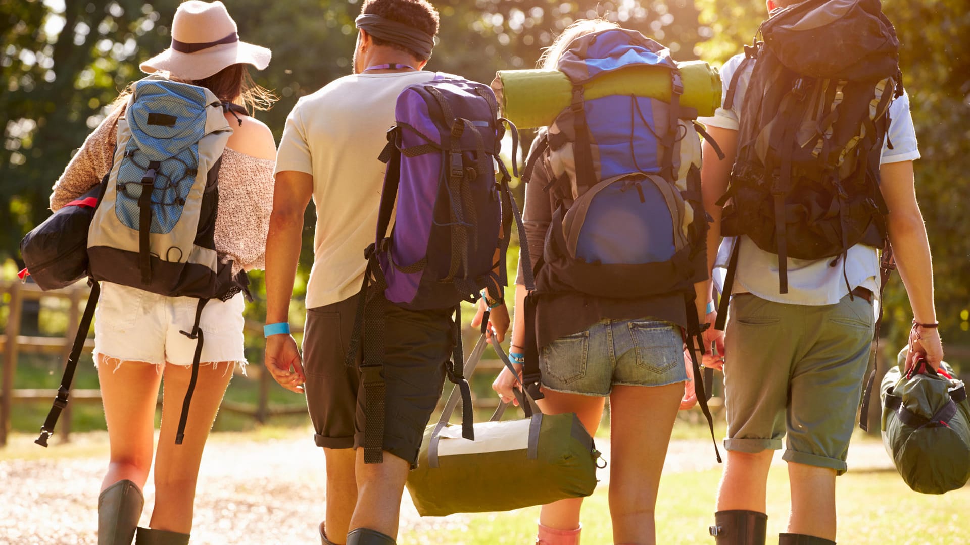 Gruppe Jugendlicher mit Rucksack