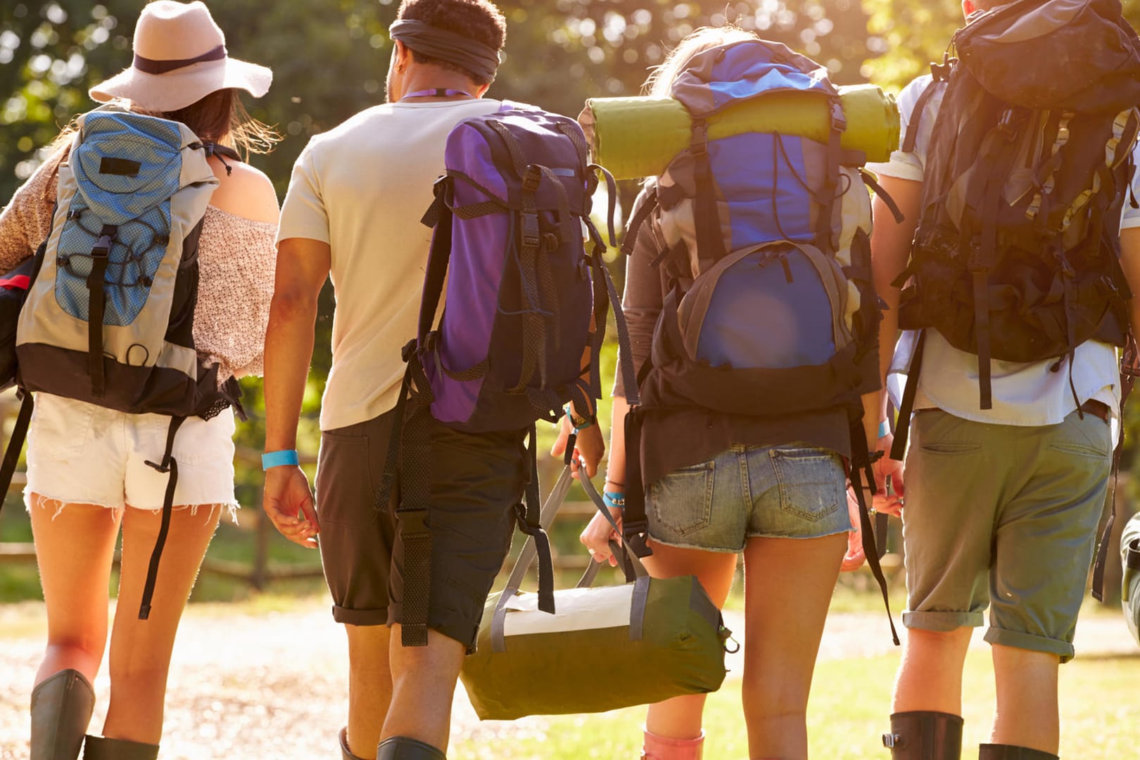 Gruppe Jugendlicher mit Rucksack