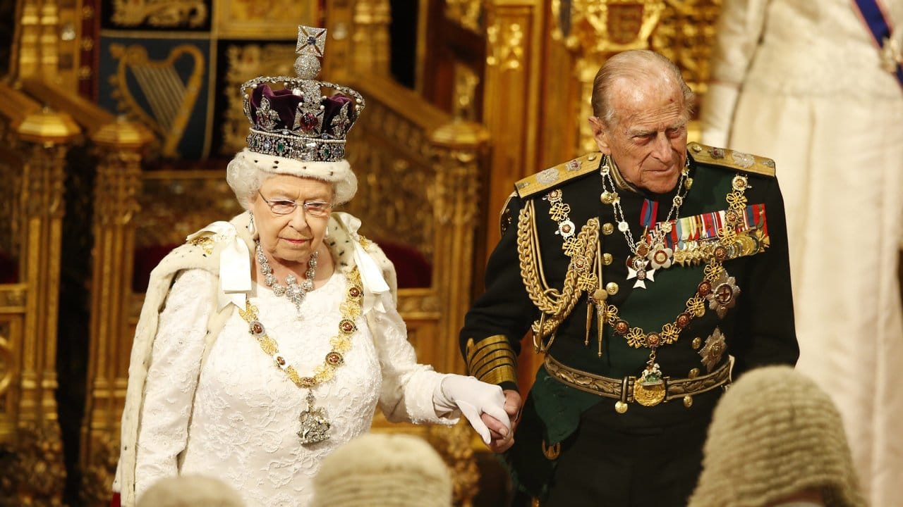 Während Prinz Philip in Rente gegangen ist, nimmt die Queen noch immer viele Termine wahr. Während Prinz Philip in Rente gegangen ist, nimmt die Queen noch immer viele Termine wahr.