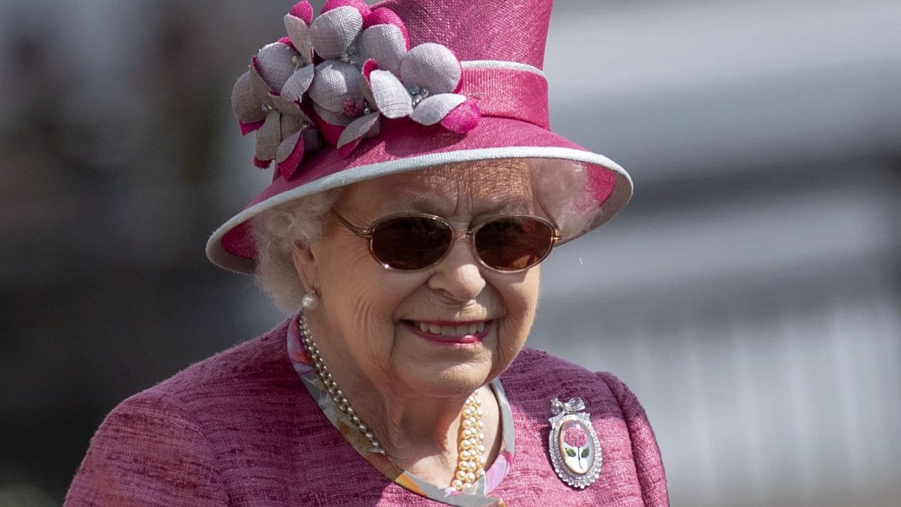 Cool mit Sonnenbrille - die Queen. Cool mit Sonnenbrille - die Queen.