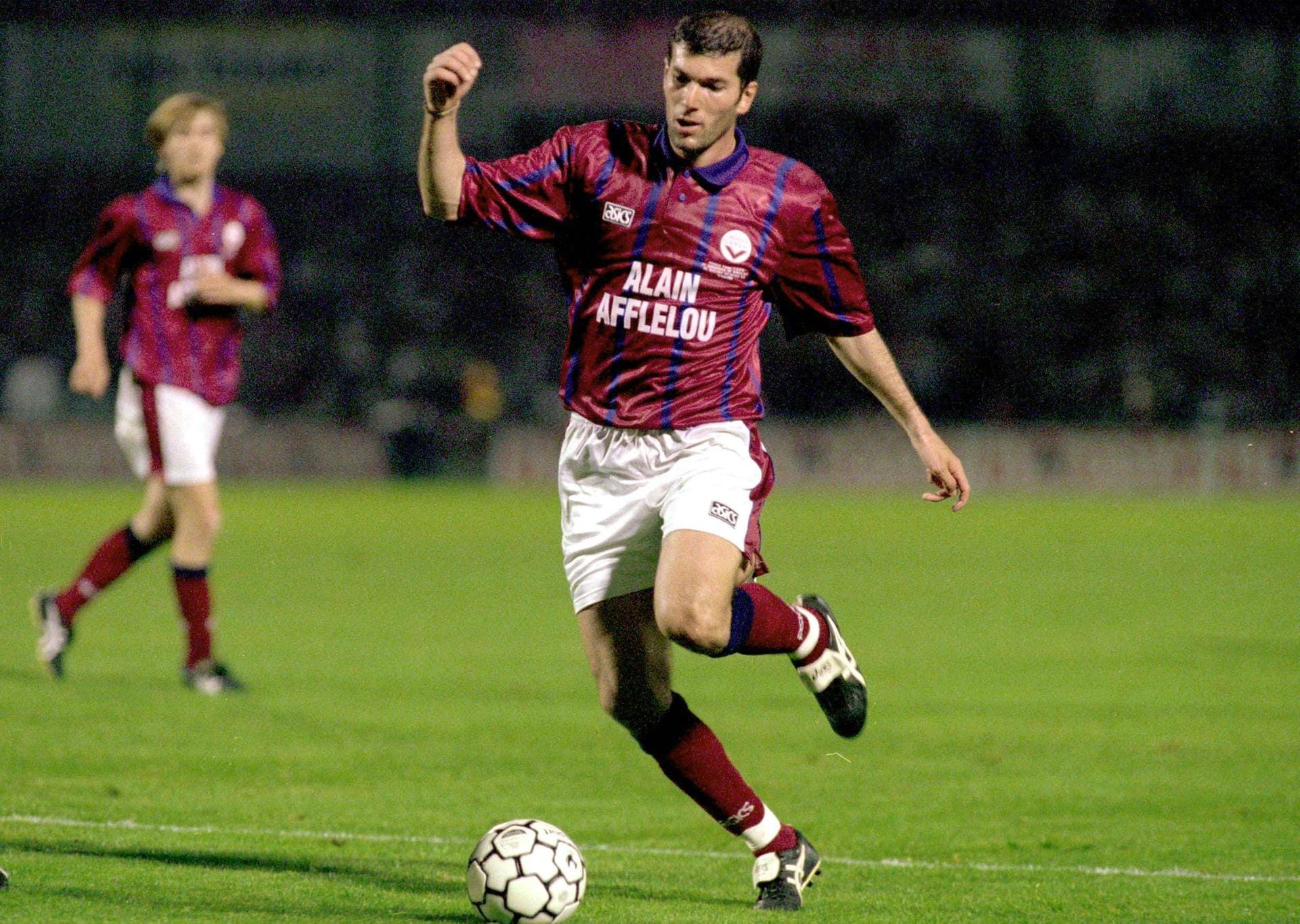 Girondins Bordeaux: 1992 ist Zidane nach dem Abstieg von Cannes zu Girondins Bordeaux gewechselt. 1996 erreichte die Mannschaft das UEFA-Pokal-Finalspiel. FC Bayern München gewann.