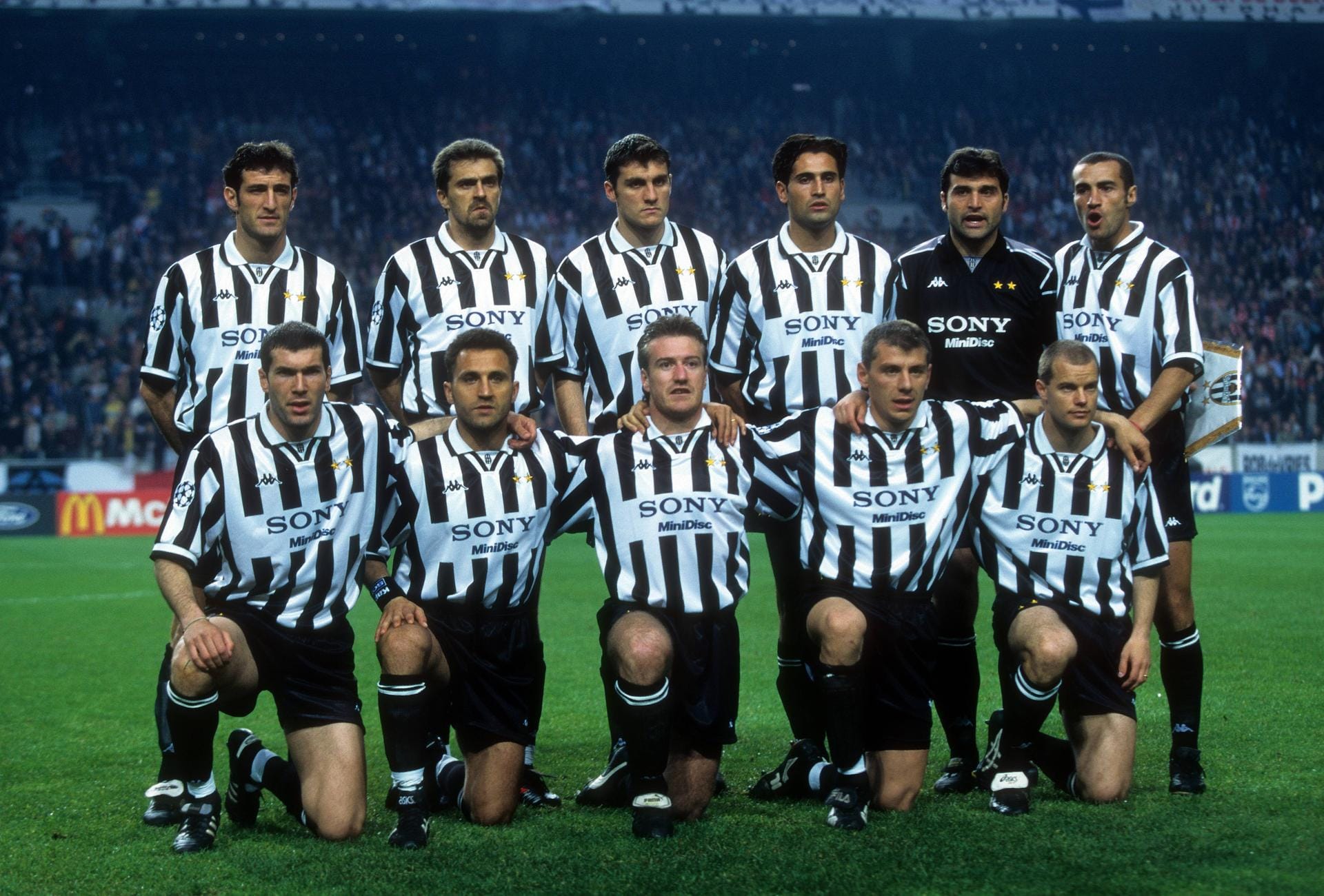 Juventus Turin:1996/1997 wechselte "Zizou" zum italienischen Rekordmeister. Dort gewann er 1996 das Weltpokalfinale gegen CA River Plate in Tokio und wurde zweimal italienischer Meister.