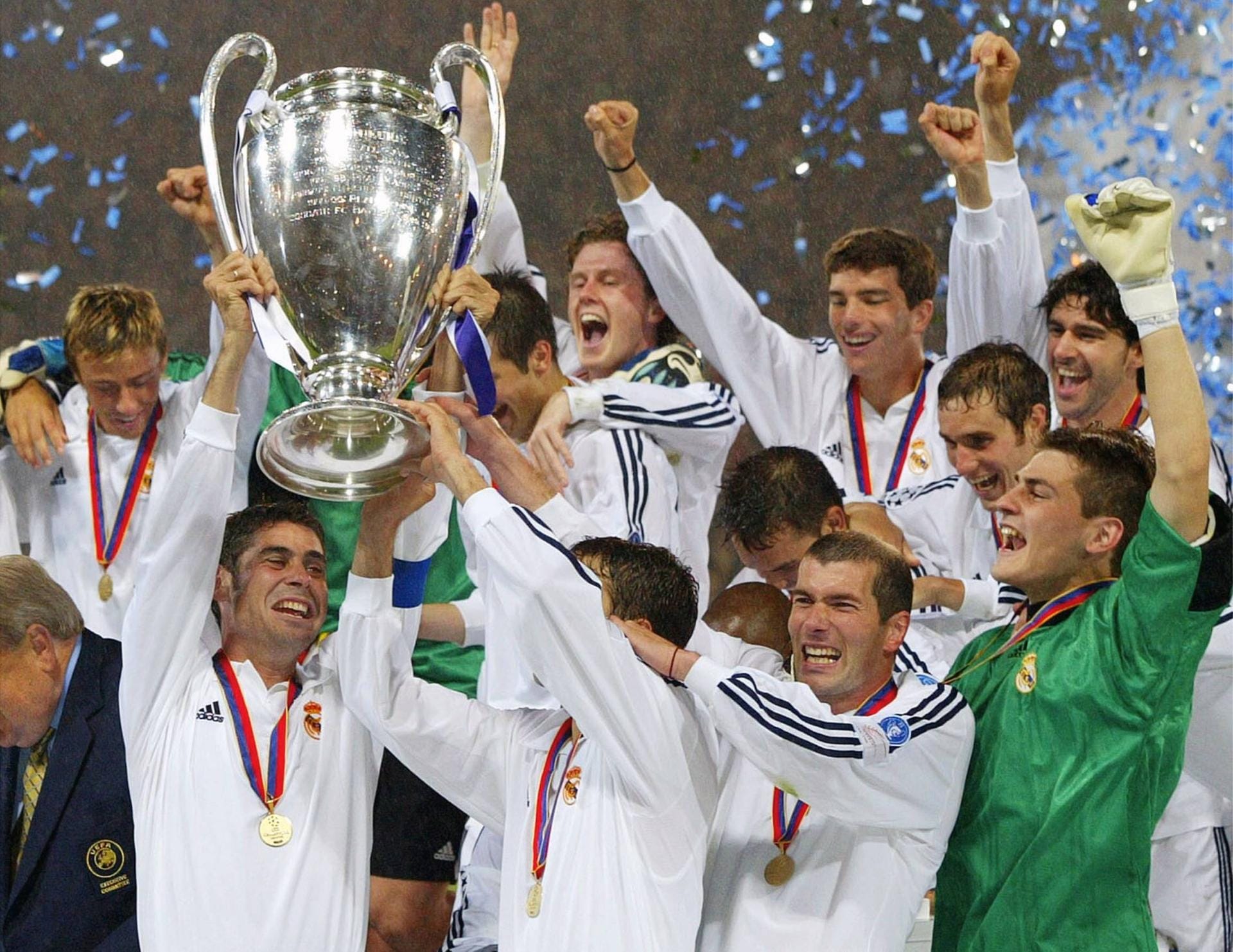 Real Madrid: 2001 wechselte Zidane für die Rekordsumme von 77,5 Millionen Euro zu den Königlichen. Dort gewann er erstmalig 2002 die Champions League. Dank des Siegtreffers des Franzosen konnte Madrid in Glasgow gegen Bayer Leverkusen den Pokal mit nach Hause nehmen.