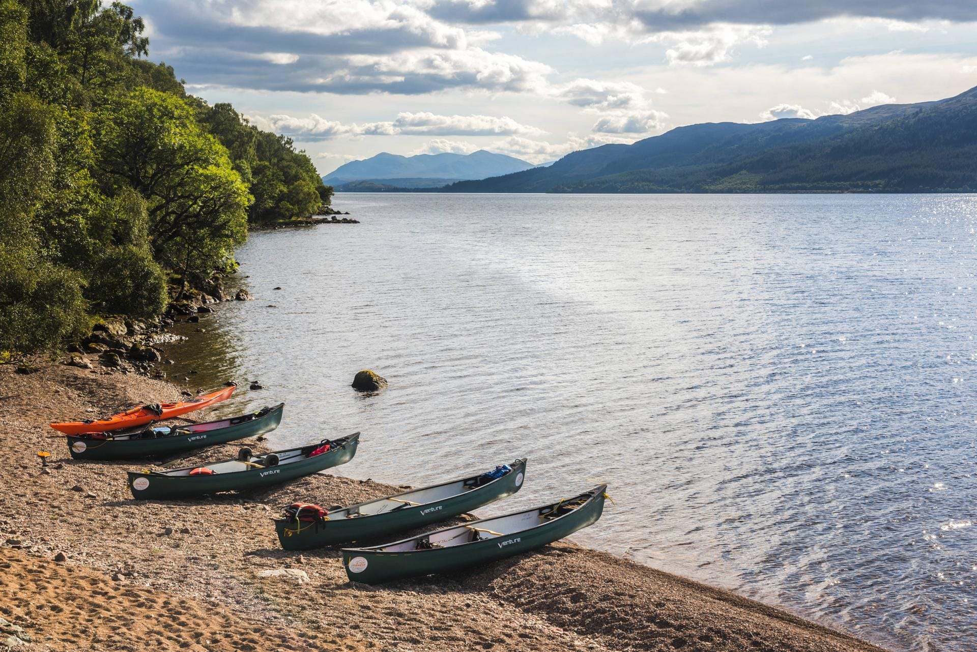 Touristen können Bootstouren über den Loch Ness von Inverness aus starten.