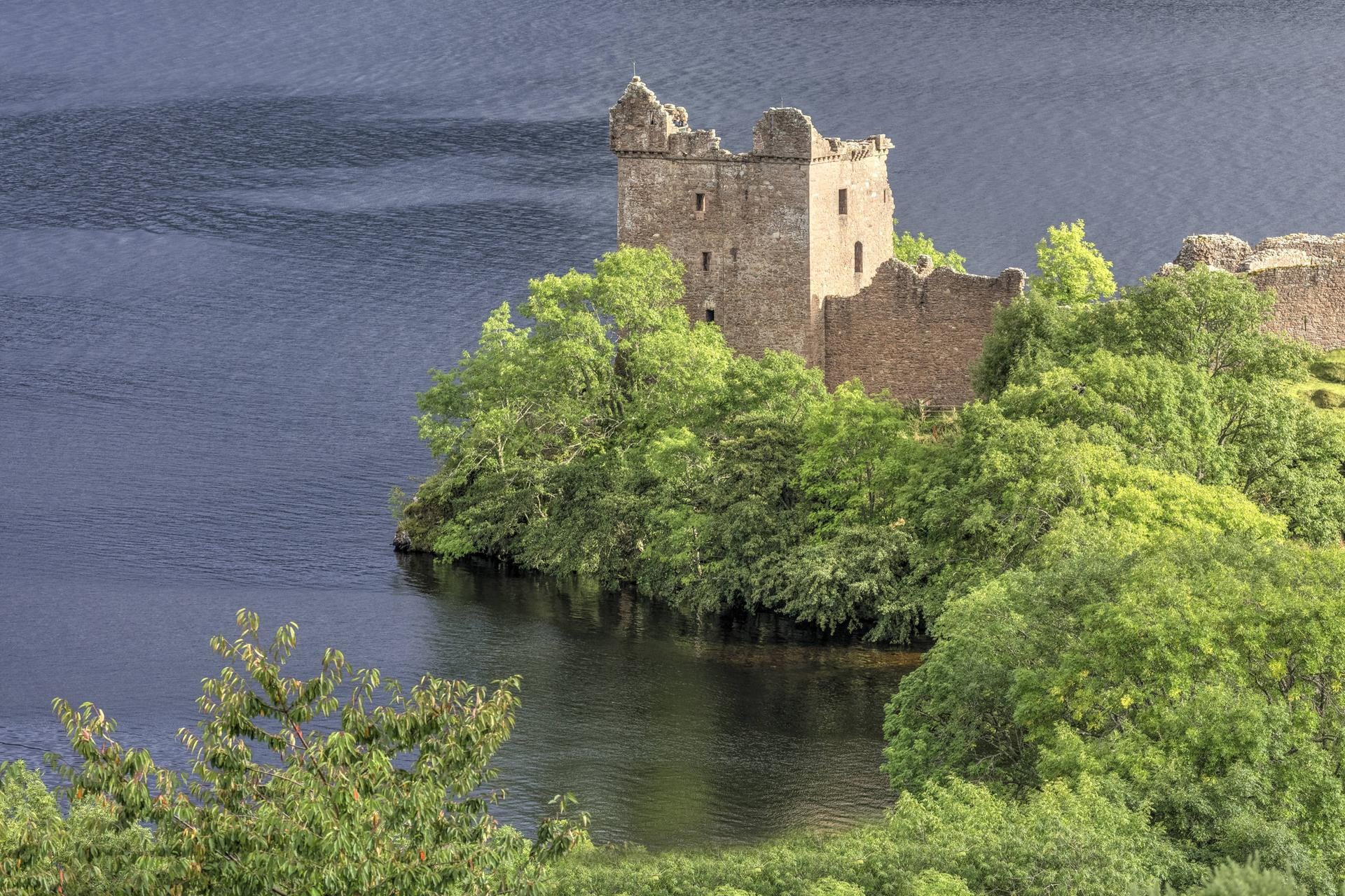 Urquhart Castle: Die Felsenburg liegt malerisch direkt am See.