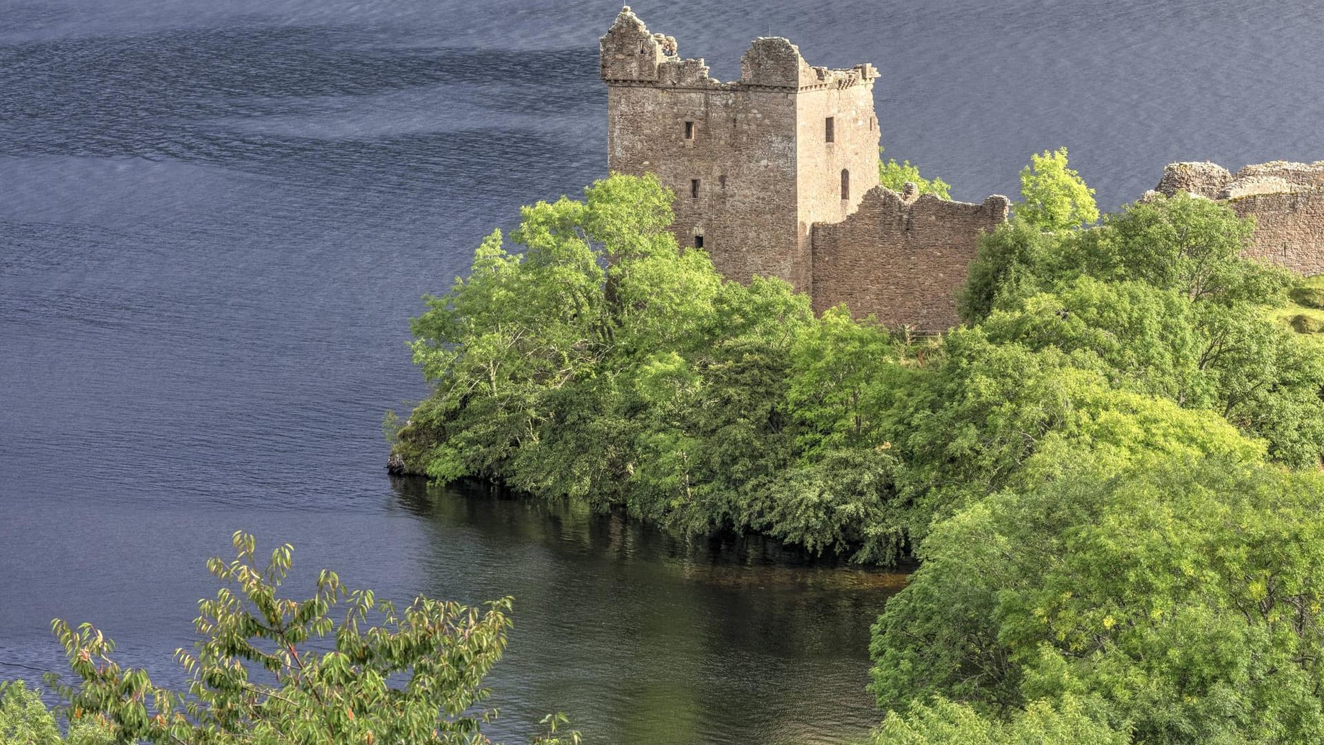 Urquhart Castle: Die Felsenburg liegt malerisch direkt am See.