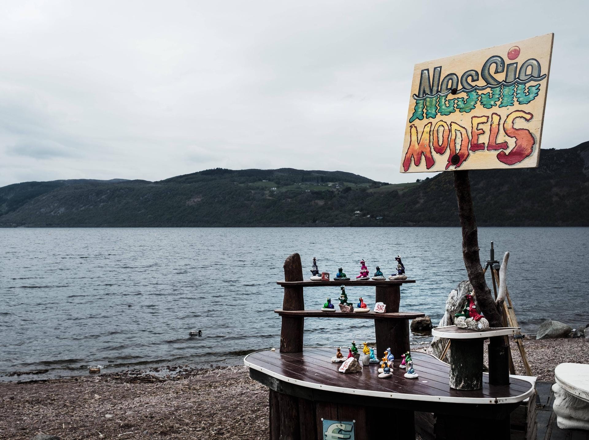 Am Ufer des Loch Ness werden Plastikfiguren vom sagenumwobenen Monster Nessie verkauft.