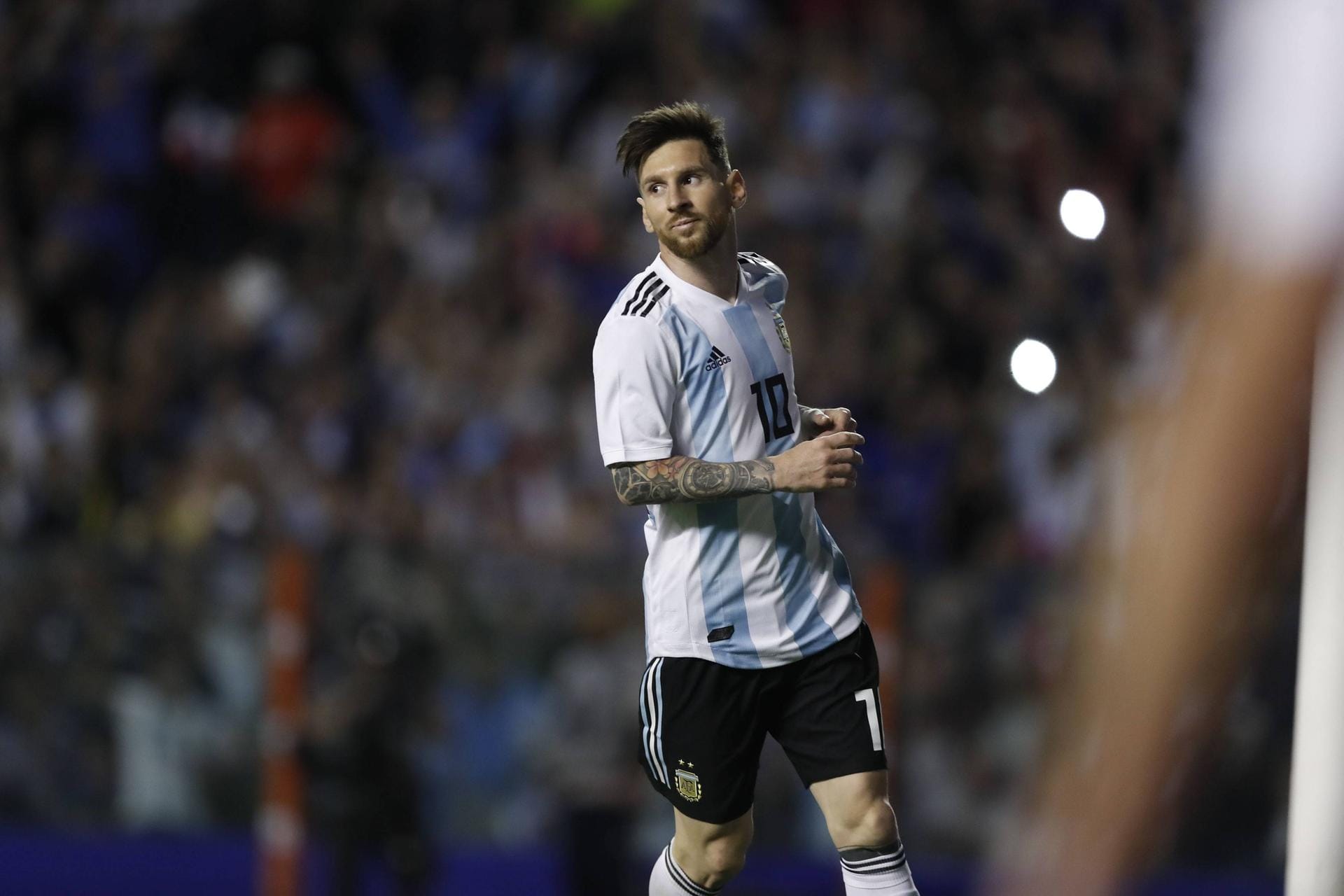 Lionel Messi (Argentinien): Der Ausnahmefußballer ist nicht nur in Argentinien ein Star. Der 30-jährige hat in 124 Länderspielen 64 Tore erzielt. Seit 2005 kickt der weltbeste Dribbler für den FC Barcelona.