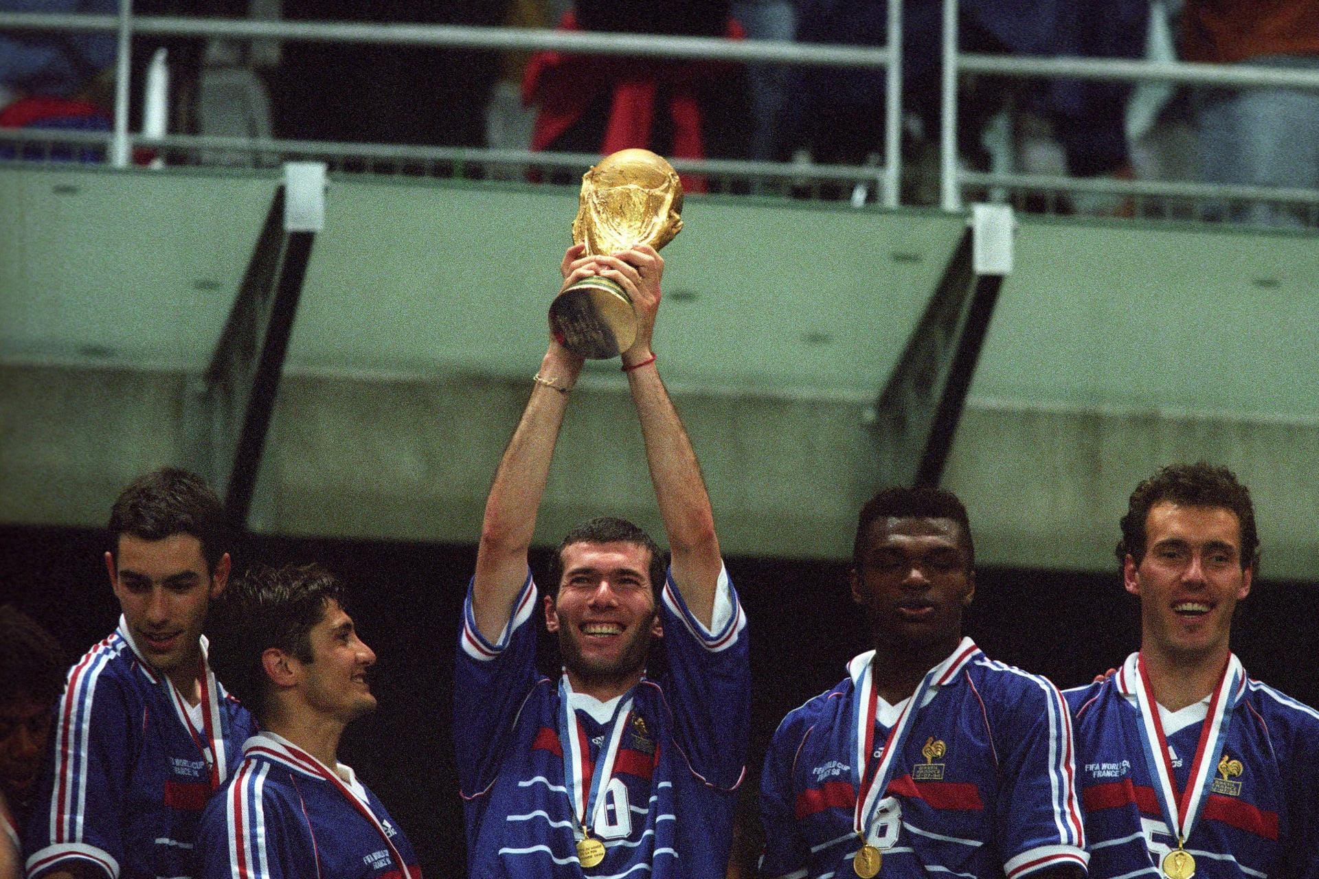 WM in Frankreich: 1998 folgt der große Triumph. Bei der WM im eigenen Land gewinnt Zidane 1998 mit der französischen Nationalmannschaft. Im Finale gegen Brasilien bringt er Frankreich mit zwei Kopfballtoren in Führung. Endstand 3:0.