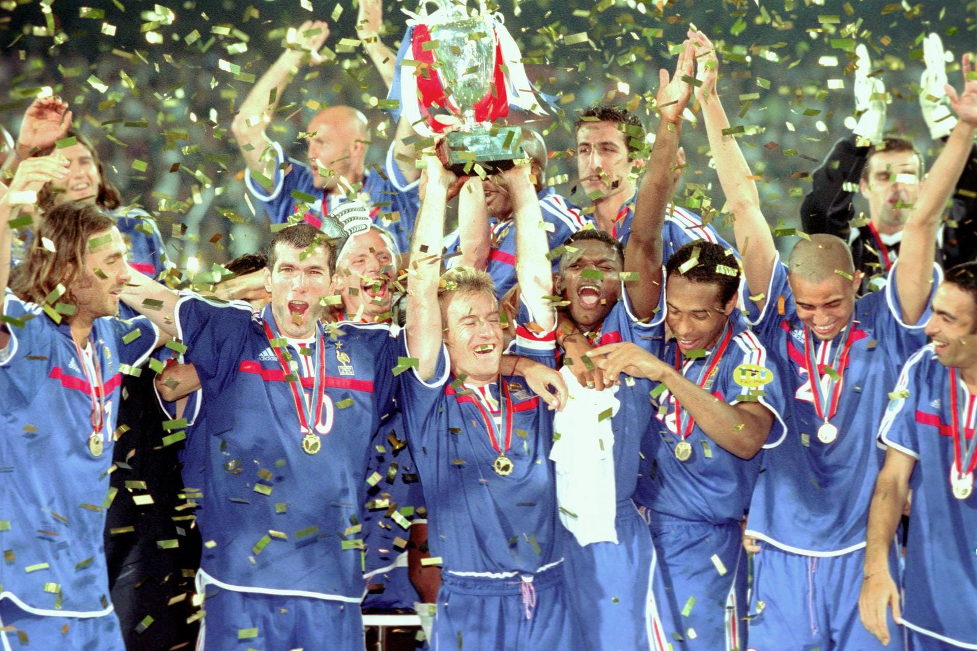 EM 2000: In Rotterdam gewann die französische Nationalmannschaft zwei Jahre nach ihrem WM-Titel auch die Europameisterschaft. So einen Doppelgewinn schafften nur zwei Mannschaften: Deutschland (1972, 1974) und Spanien (2008, 2010).