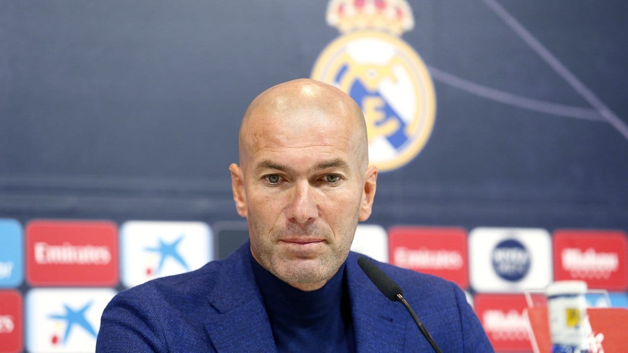 Zinedine Zidane verkündet bei einer Pressekonferenz seinen überraschenden Rücktritt als Trainer von Real Madrid.