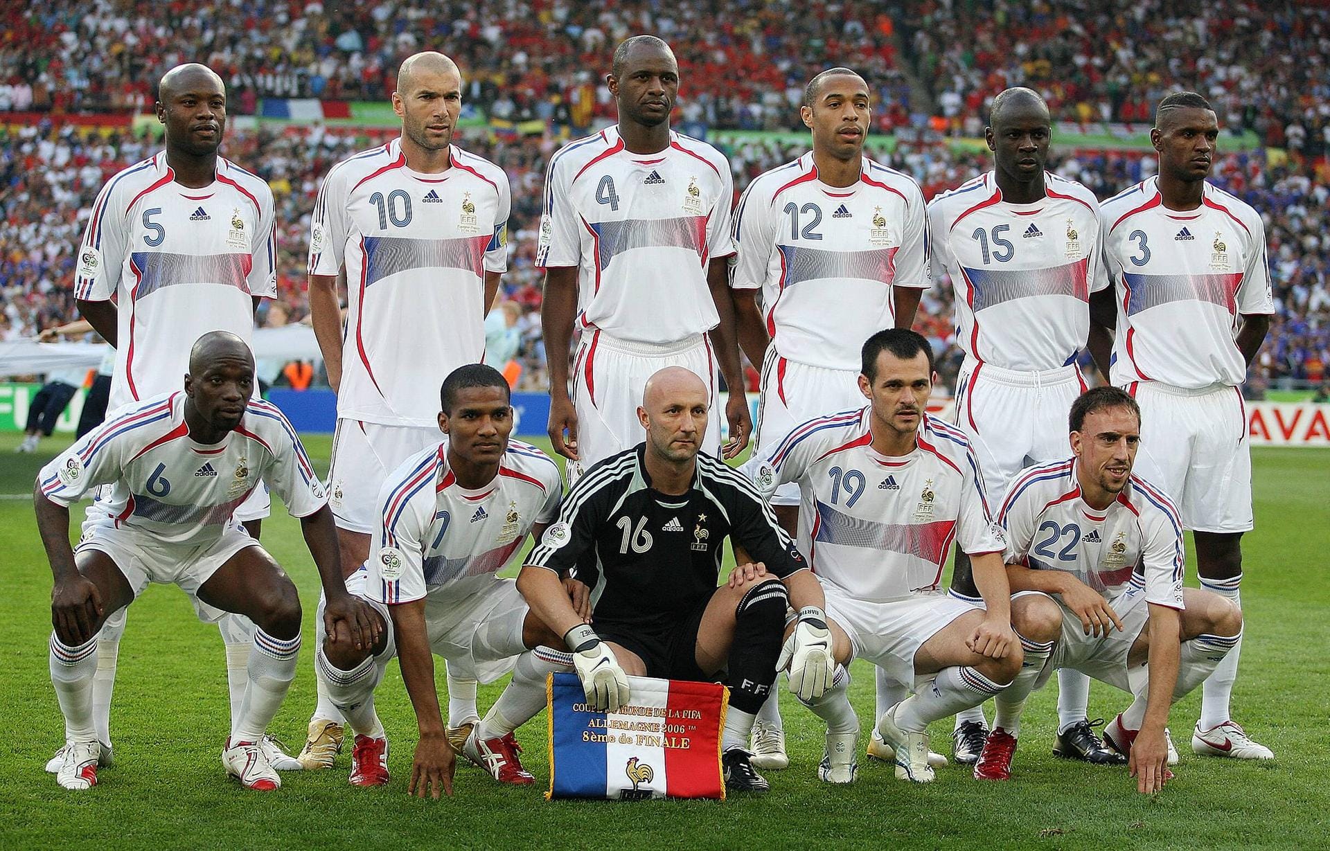 WM 2006: Nach der WM in Deutschland beendete Zidane seine aktive Fußballkarriere – und sorgte im Finale für eine der legendärsten Szenen der Fußballgeschichte. In der 109. Minute bekam der Franzose nach einem Kopfstoß gegen Italiens Marco Materazzi die Rote Karte und musste vom Platz. Italien gewann 5:3 nach Elfmeterschießen.