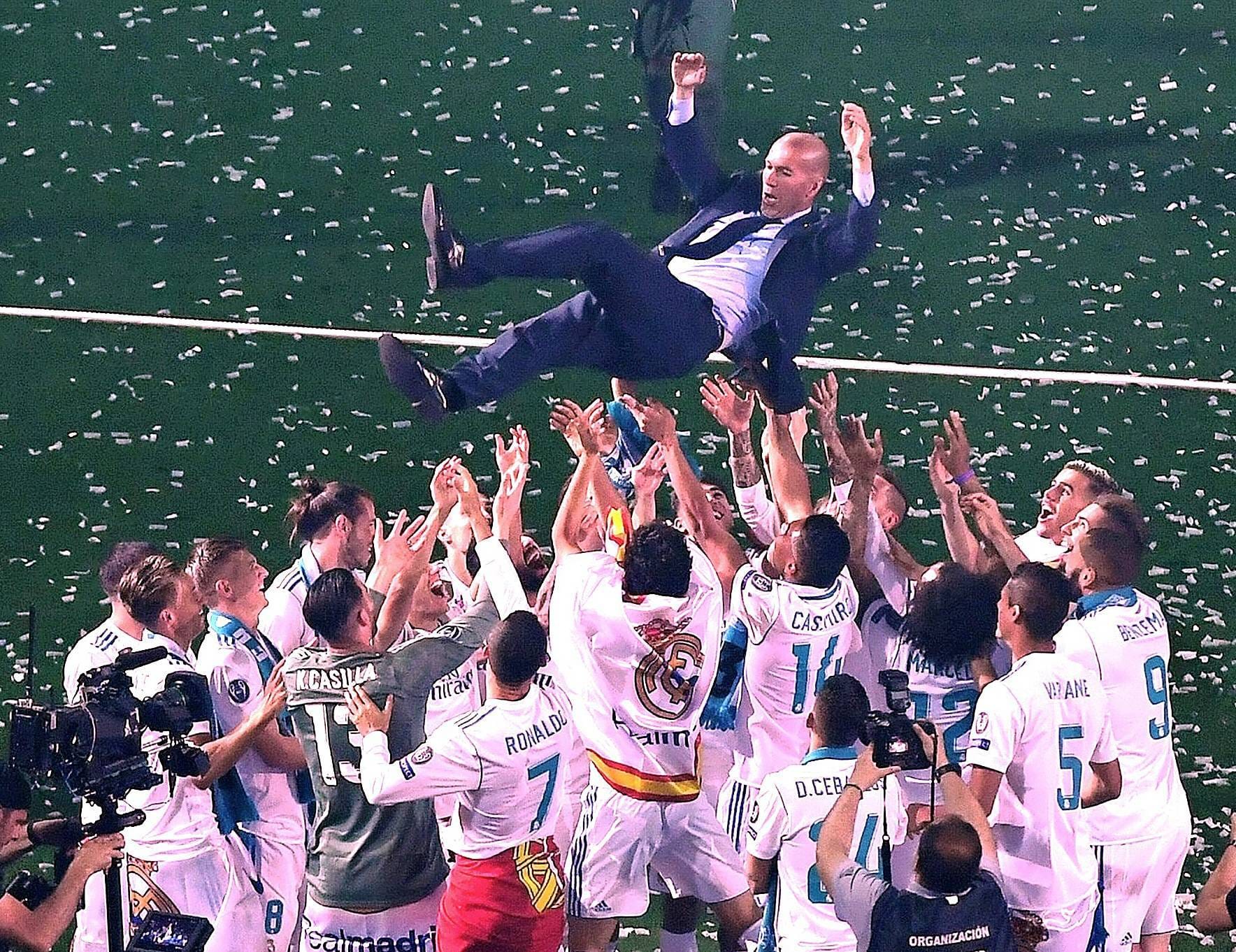 Trainer bei Real Madrid: 2015 wurde Zidane Trainer der Königlichen. Drei Mal in Folge gewann Zidane als Trainer die Champions League. Zuletzt am 26. Mai 2018 gegen FC Liverpool mit 3:1.