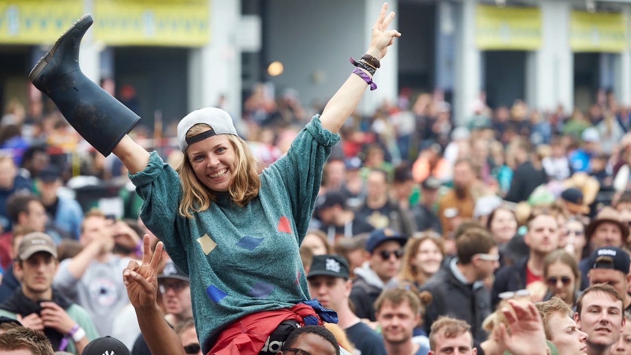 Vorsichtshalber mit Gummistiefel: Festivalbesucher vor der Hauptbühne des Musikfestivals "Rock am Ring". Vorsichtshalber mit Gummistiefel: Festivalbesucher vor der Hauptbühne des Musikfestivals "Rock am Ring".