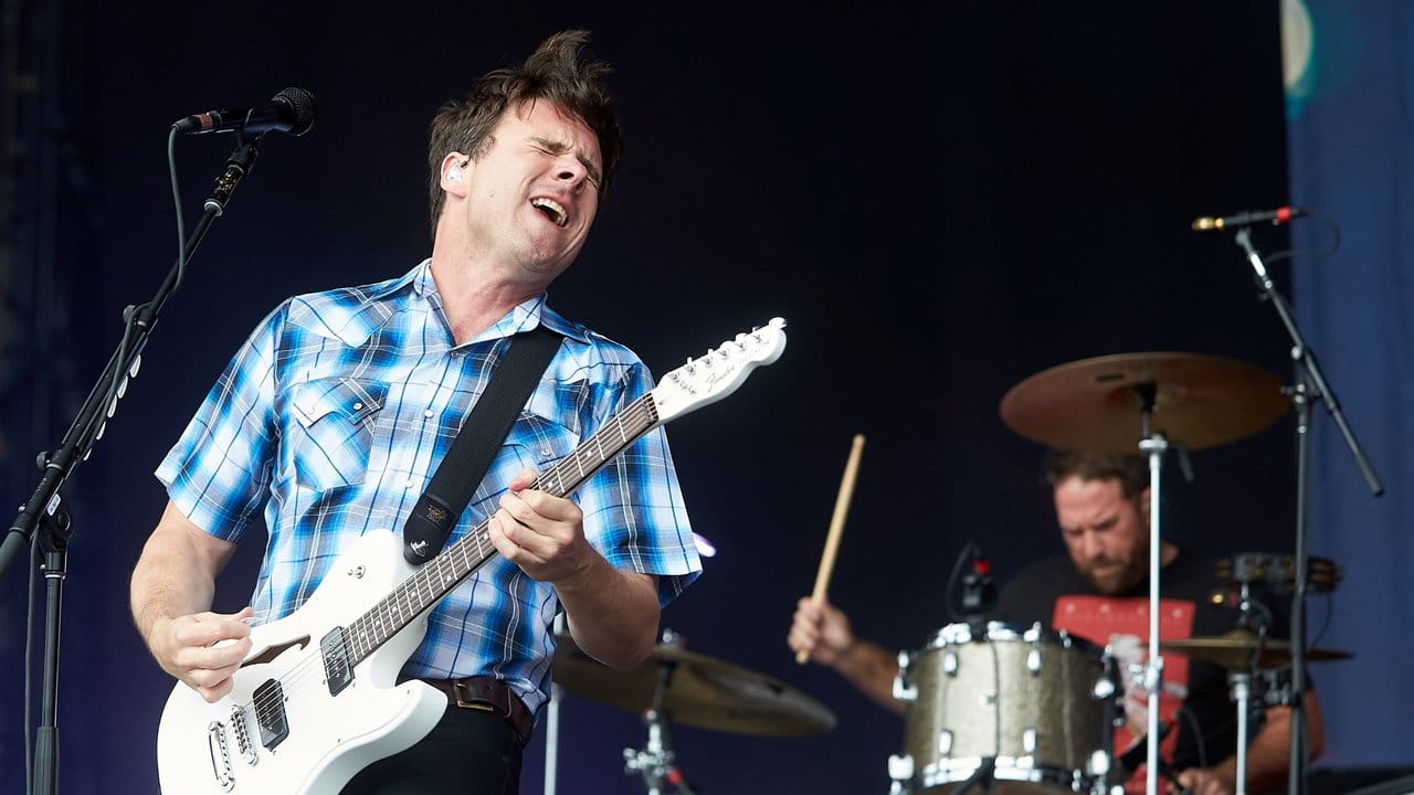 Der Frontmann Jim Adkins (l) von der amerikanischen Alternative-Rock-Band Jimmy Eat World auf der "Rock am Ring"-Bühne. Der Frontmann Jim Adkins (l) von der amerikanischen Alternative-Rock-Band Jimmy Eat World auf der "Rock am Ring"-Bühne.
