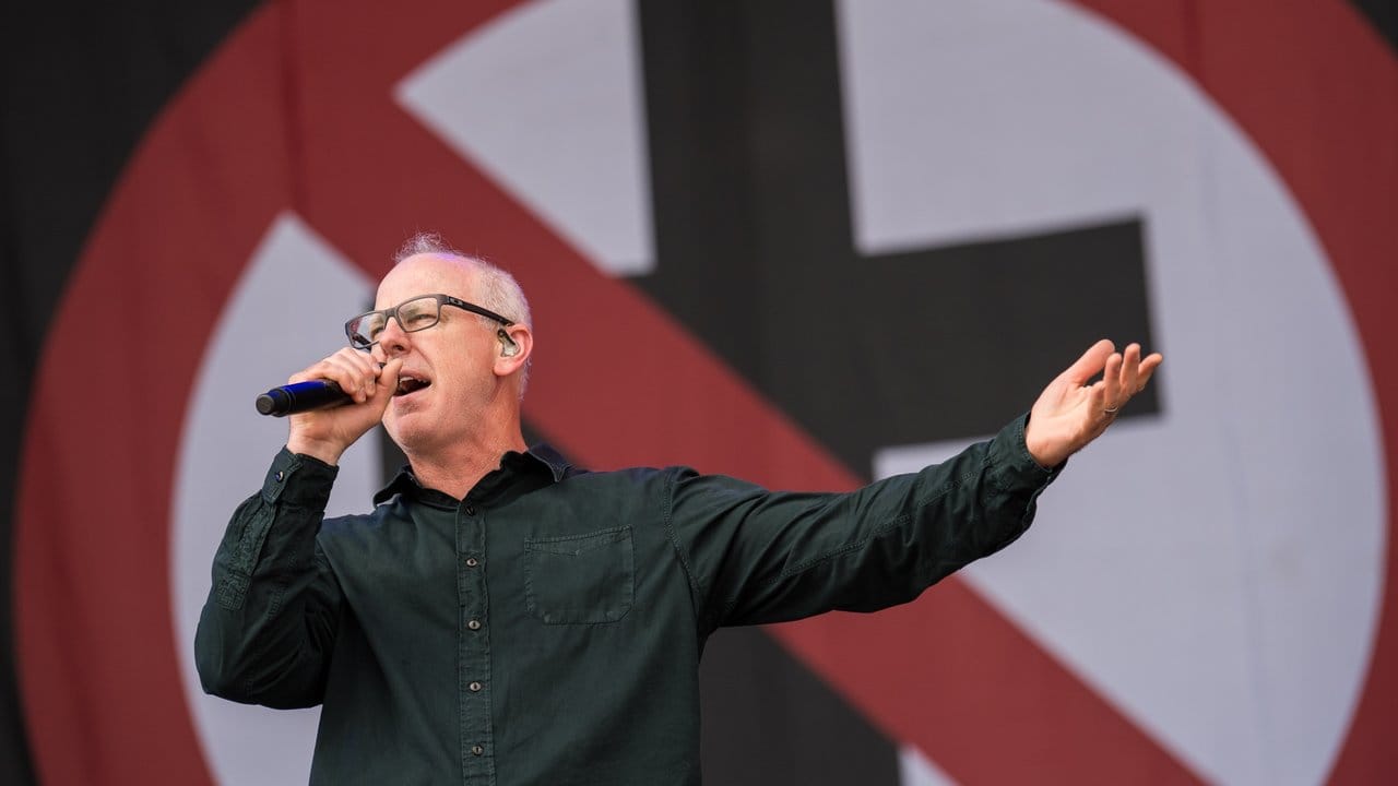 Alter Herr des Punkrock: Bad-Religion-Sänger Greg Graffin in Nürnberg. Alter Herr des Punkrock: Bad-Religion-Sänger Greg Graffin in Nürnberg.