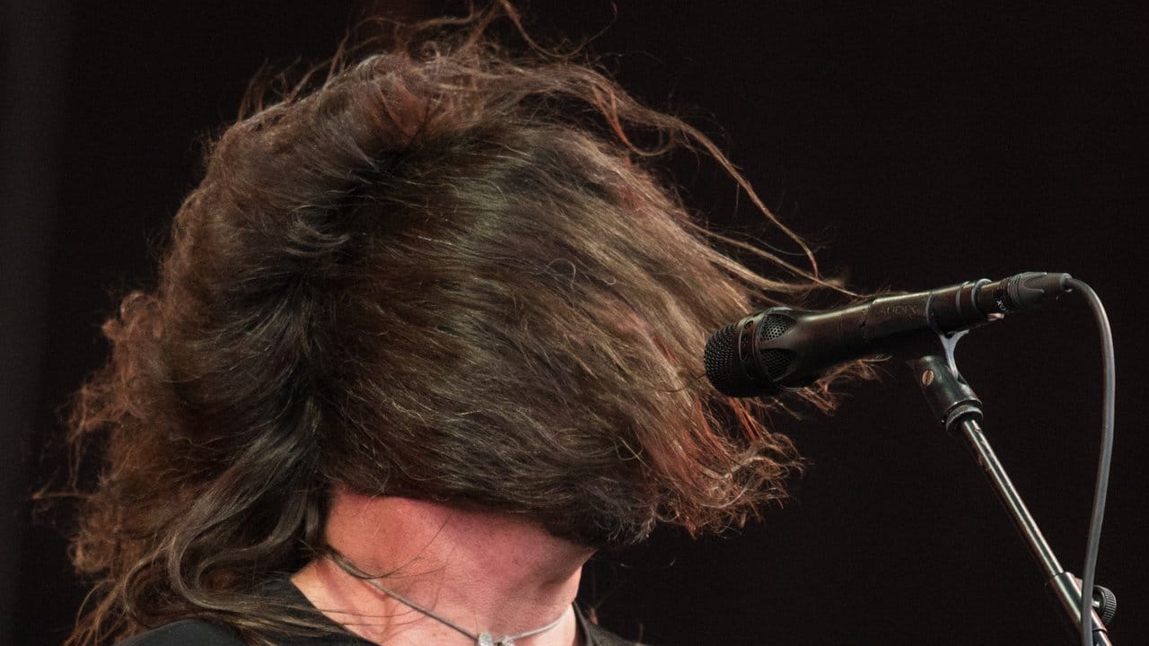 Dave Grohl von den Foo Fighters lässt das Haar wehen. Dave Grohl von den Foo Fighters lässt das Haar wehen.