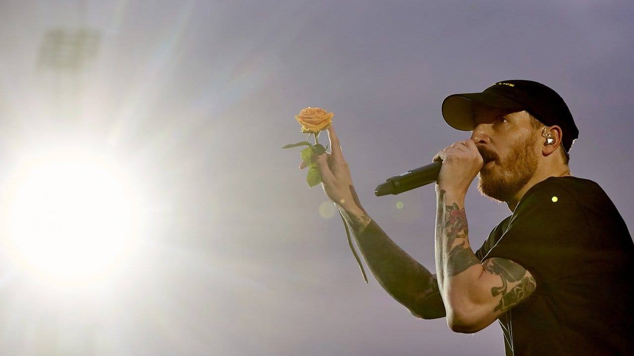 Rapper Casper lässt die Rose sprechen. Rapper Casper lässt die Rose sprechen.