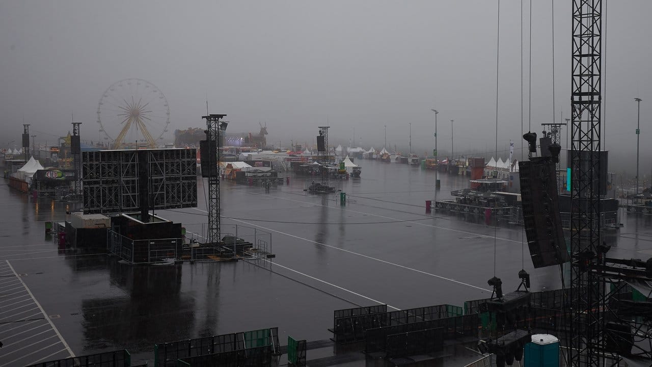 Strömender Regen vor Beginn des Einlasses bei "Rock am Ring". Strömender Regen vor Beginn des Einlasses bei "Rock am Ring".