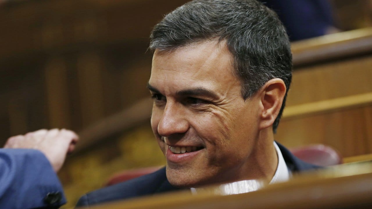 Hat Spaniens konservativen Regierungschef Mariano Rajoy mit einem konstruktiven Misstrauensvotum im Parlament zu Fall gebracht: Sozialistenchef Pedro Sánchez.
