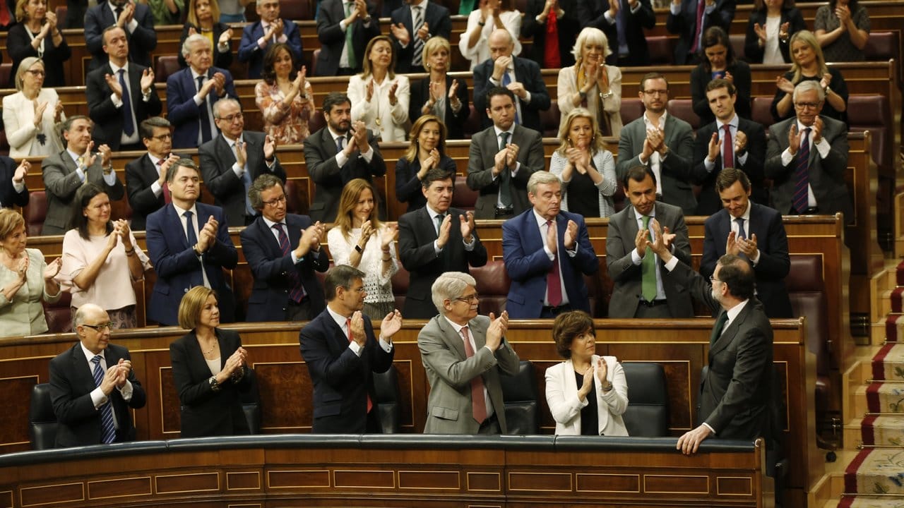 Mitglieder des spanischen Parlaments applaudieren Mariano Rajoy.