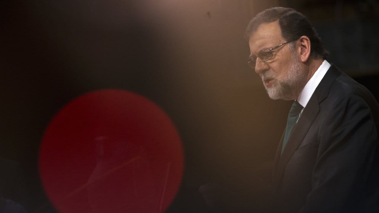 Bereits vor der Abstimmung hatte Rajoy das Wort ergriffen und gesagt, es sei eine Ehre gewesen, spanischer Regierungschef zu sein.