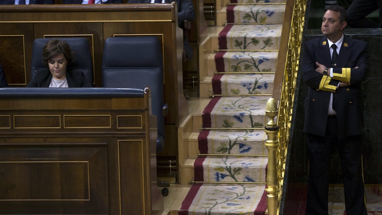 Rajoy verließ das Parlament am Mittag und kehrte nicht zurück.